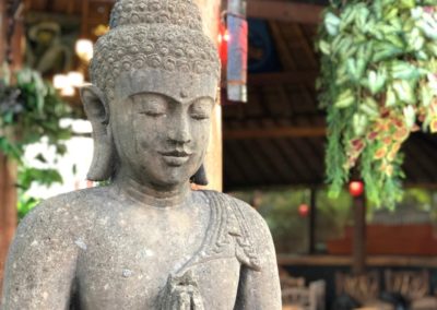 Statua in preghiera del Buddha